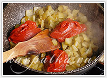 соленые огурцы и томатная паста